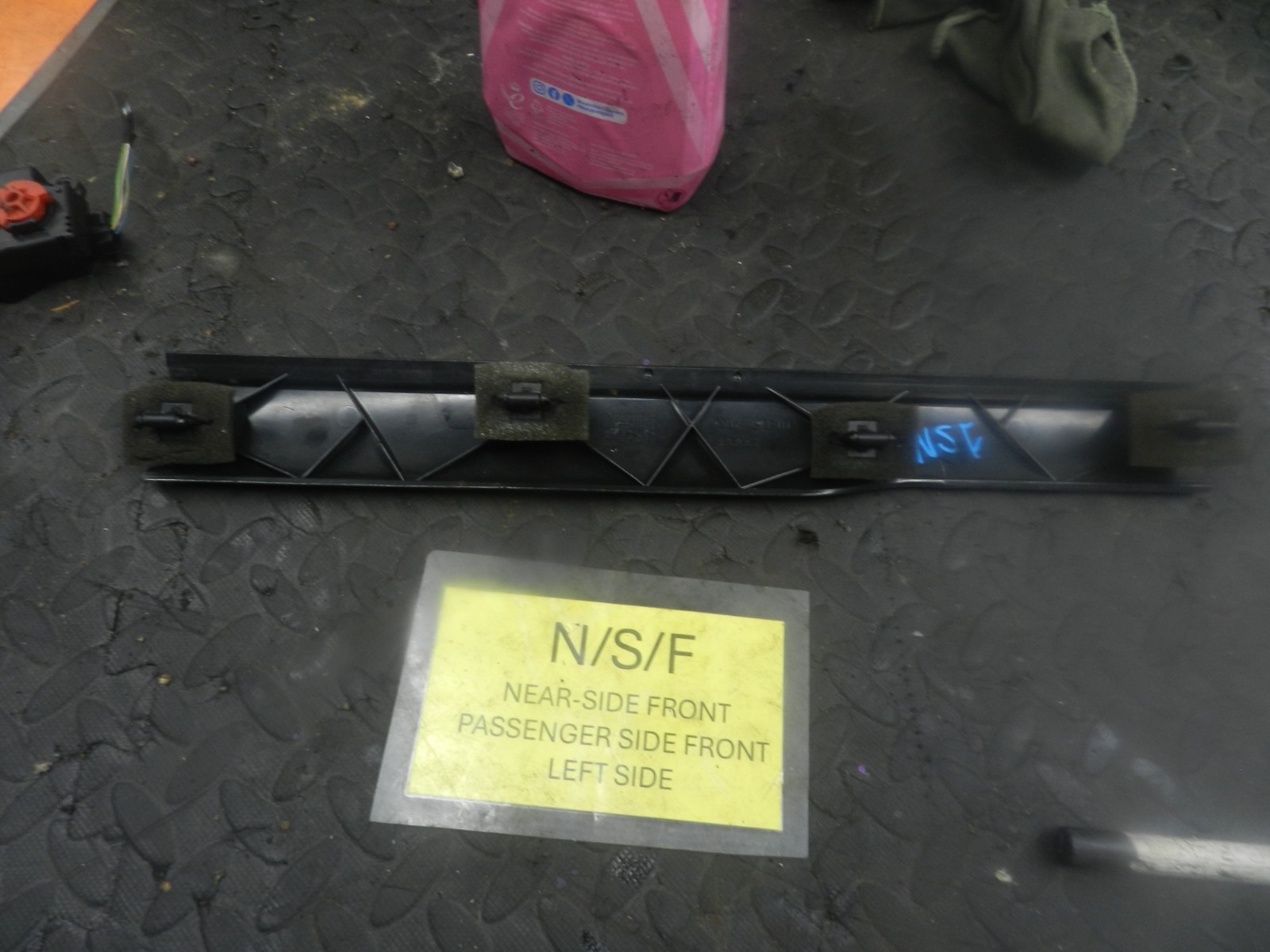 165. 2008 SAAB 9-3 VECTOR. PASSENGER SIDE FRONT SILL TRIM - Image 2