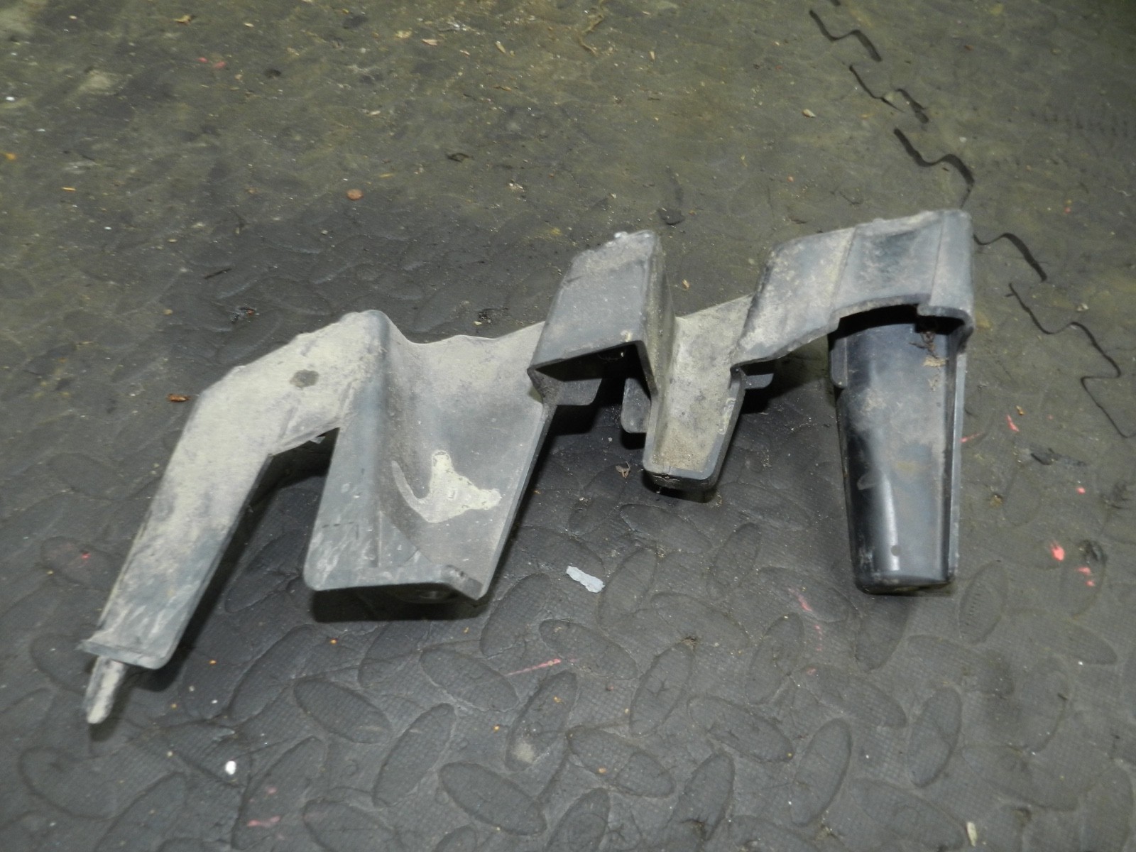 182. 2004 LANDROVER FREELANDER 1 L314. PASSENGER SIDE HEAD LIGHT FRAME TRIM