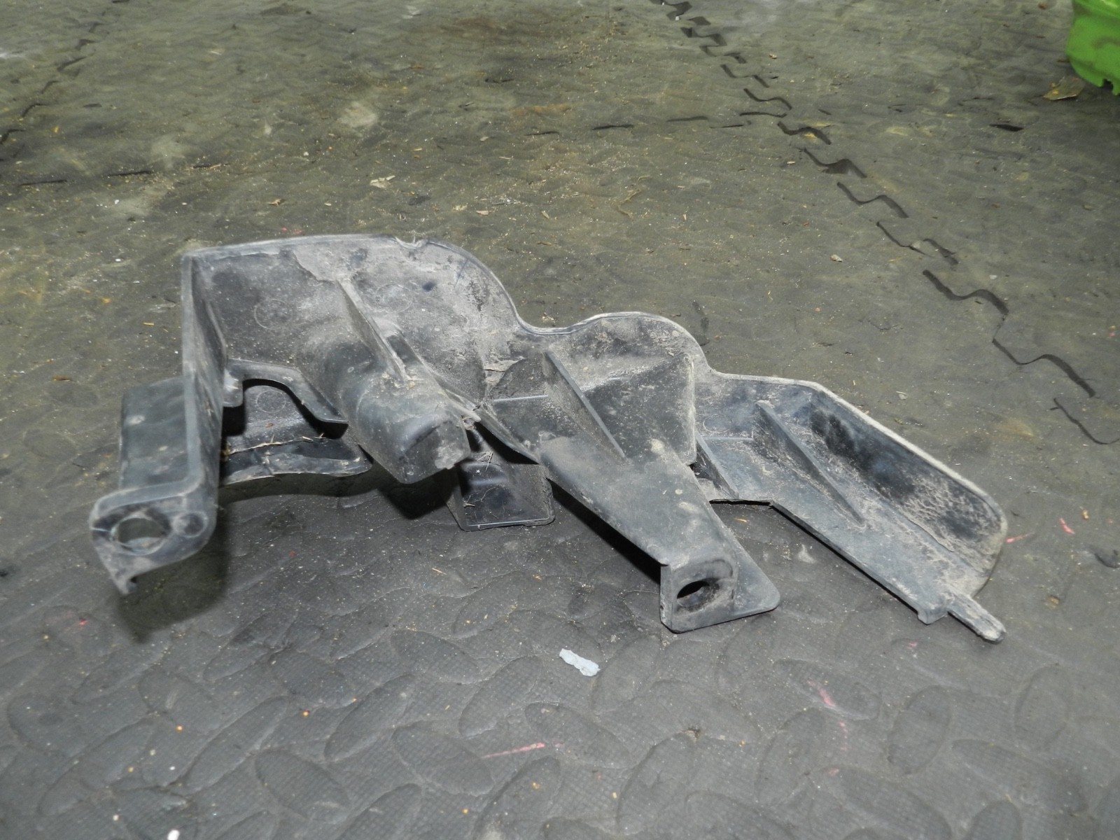 182. 2004 LANDROVER FREELANDER 1 L314. PASSENGER SIDE HEAD LIGHT FRAME TRIM - Image 3