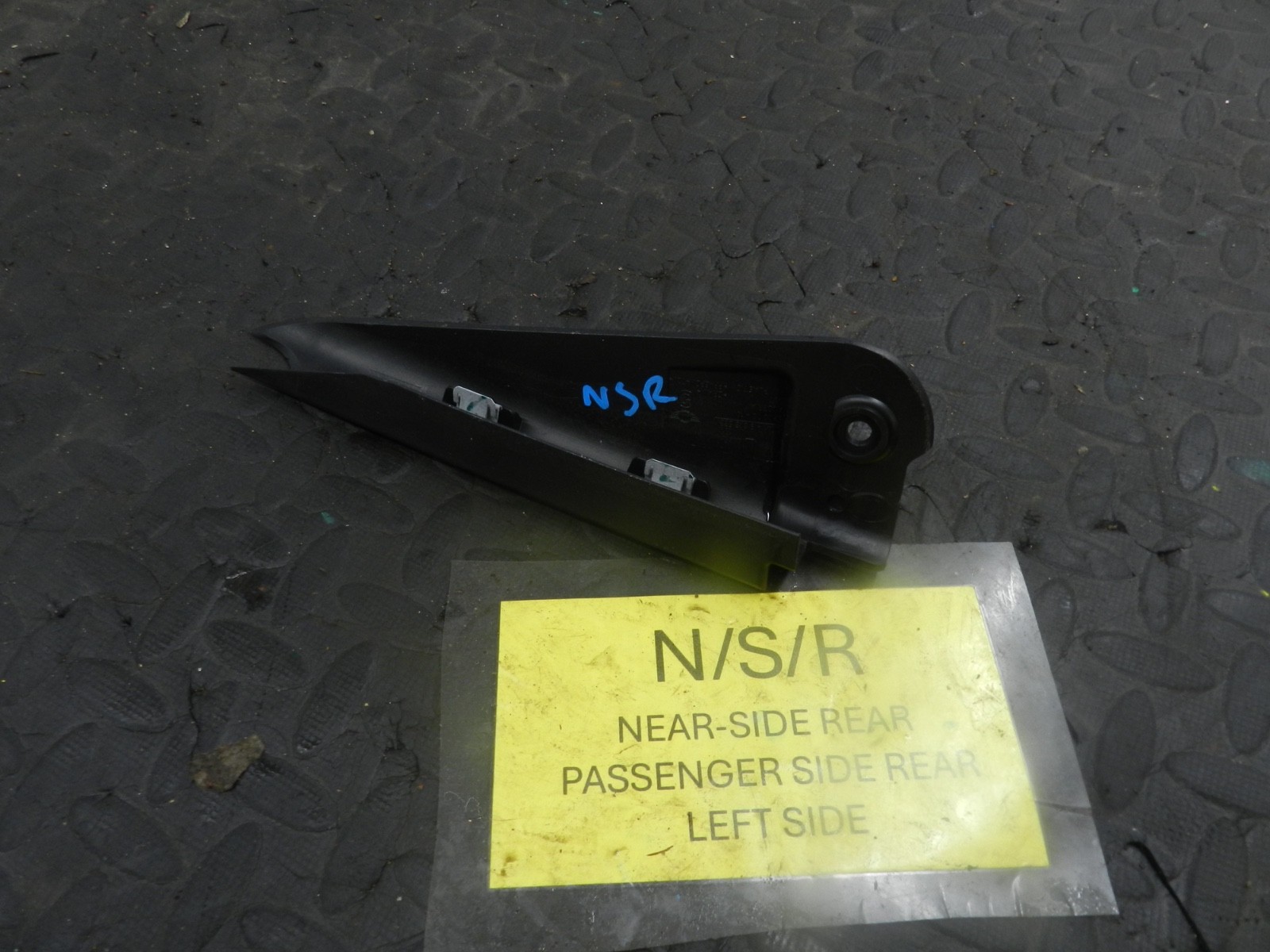 MINI COUNTRYMAN R60 . 164 2014 ALL4. PASSENGER SIDE REAR DOOR CORNER TRIM