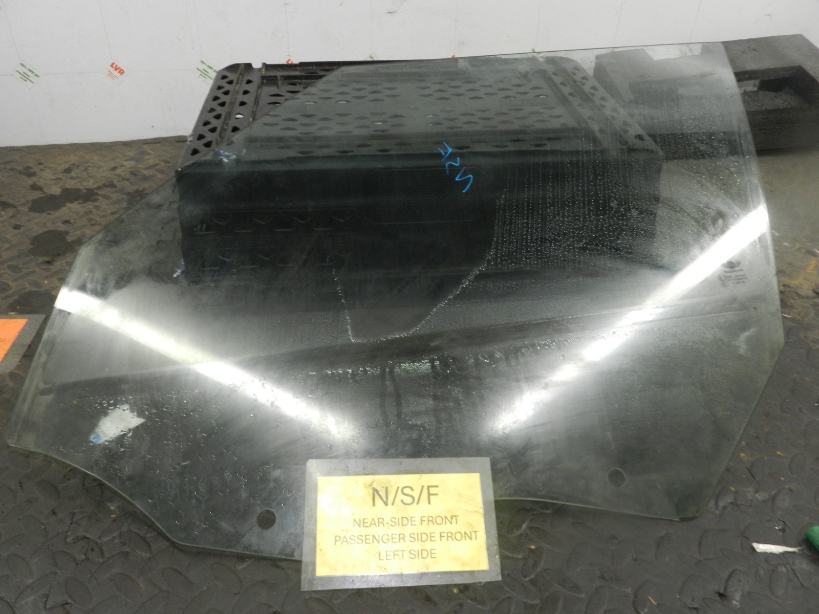 MINI COUNTRYMAN R60 . 164 2014 ALL4. PASSENGER SIDE FRONT DOOR WINDOW GLASS