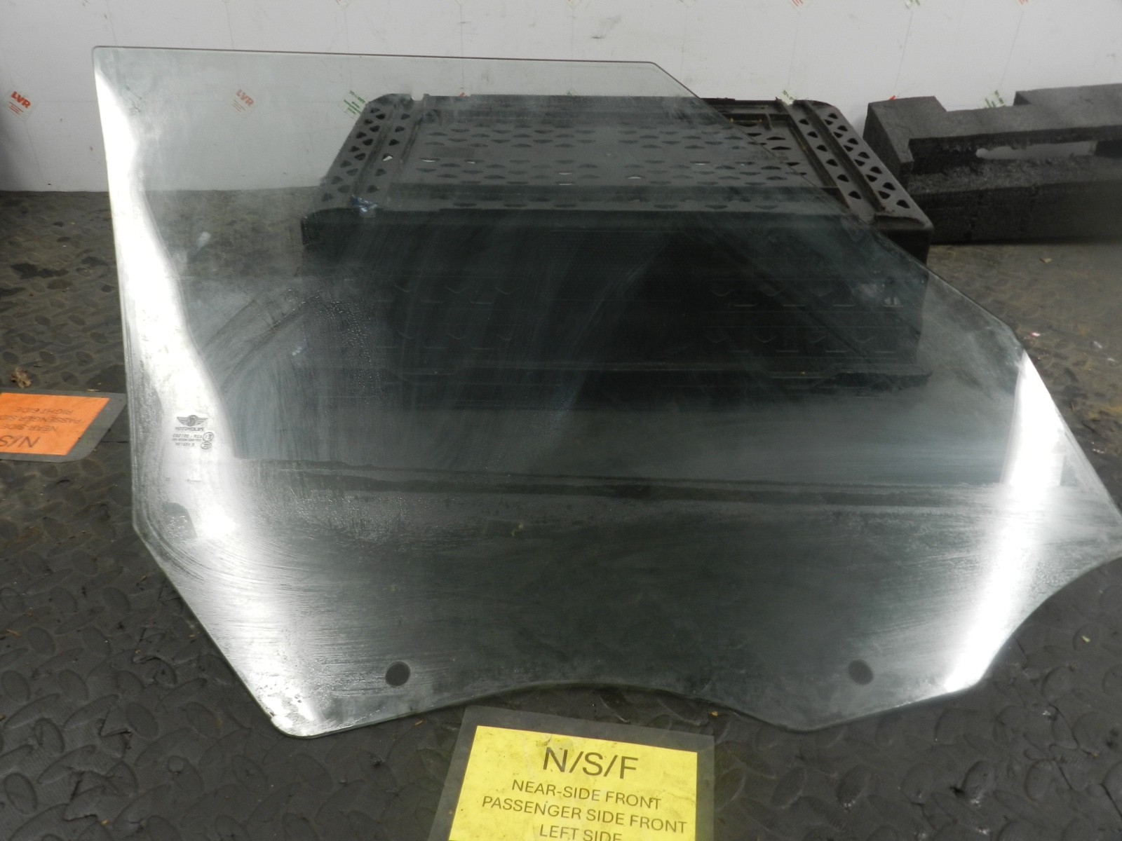 MINI COUNTRYMAN R60 . 164 2014 ALL4. PASSENGER SIDE FRONT DOOR WINDOW GLASS - Image 2